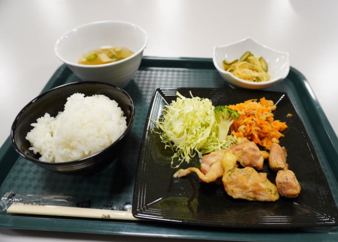 夕食：社員食堂にて400円で提供