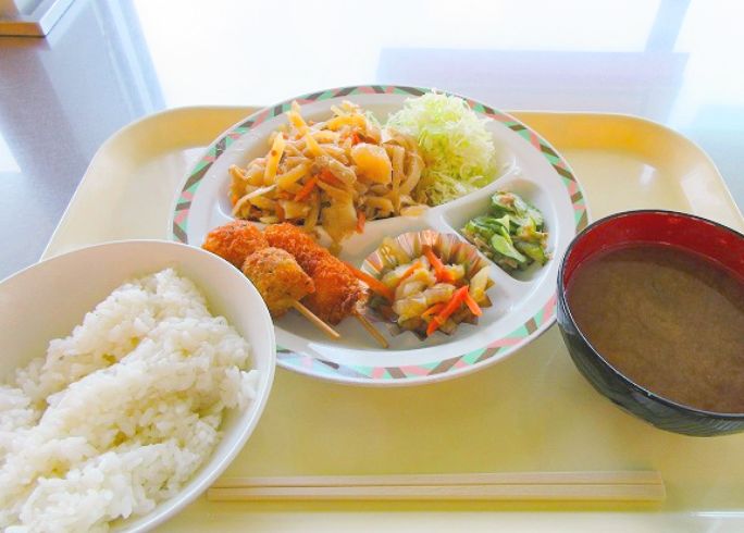 昼食：食堂利用時350円補助