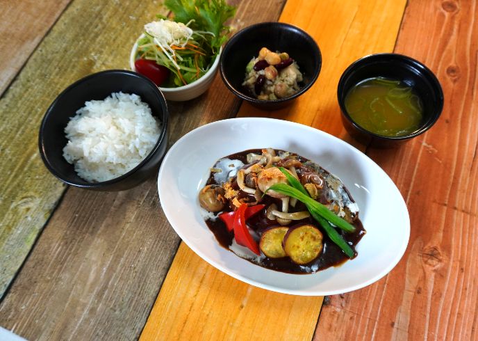 昼食：食堂利用時350円補助