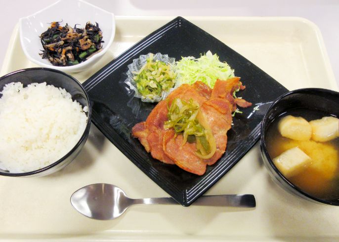 夕食：社員食堂にて400円で提供